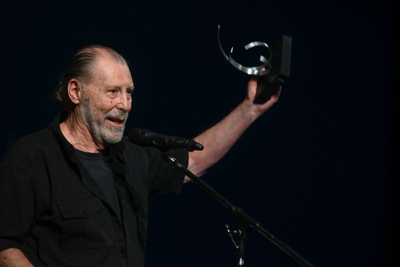 Kartun con su premio.