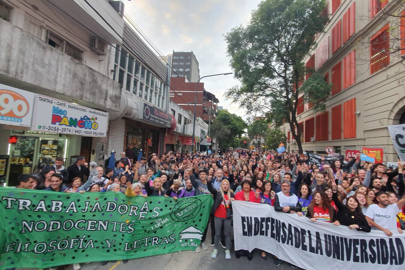 La comunidad de Filosofía y Letras (UBA) se manifestó esta semana en defensa de la universidad pública.