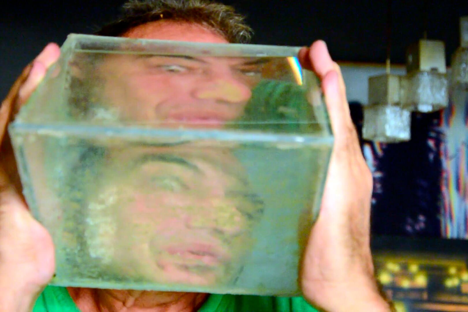 Eduardo Contissa piensa su forma de hacer cuadros a partir de la holografía. 