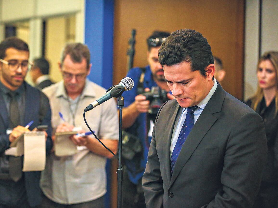 El juez Sergio Moro, compungido en el funeral de Zavascki.