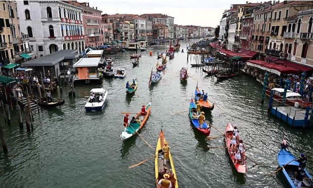 Venecia cobrará una tarifa a sus visitantes desde 2024 para controlar el turismo