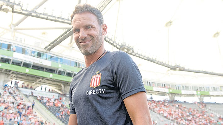 Bernardi conduce un Estudiantes con menos brillo pero eficaz.