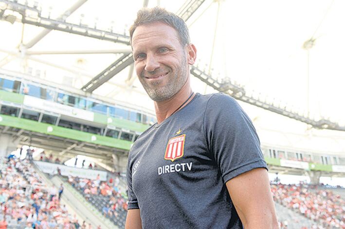 Bernardi conduce un Estudiantes con menos brillo pero eficaz.