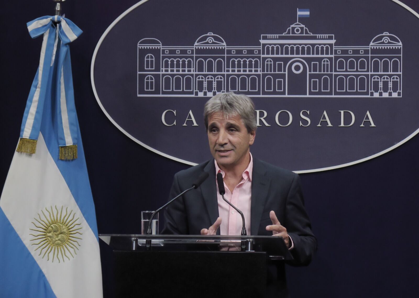 El ministro de Economía, Luis Caputo, apunta a una licuación masiva de pesos.