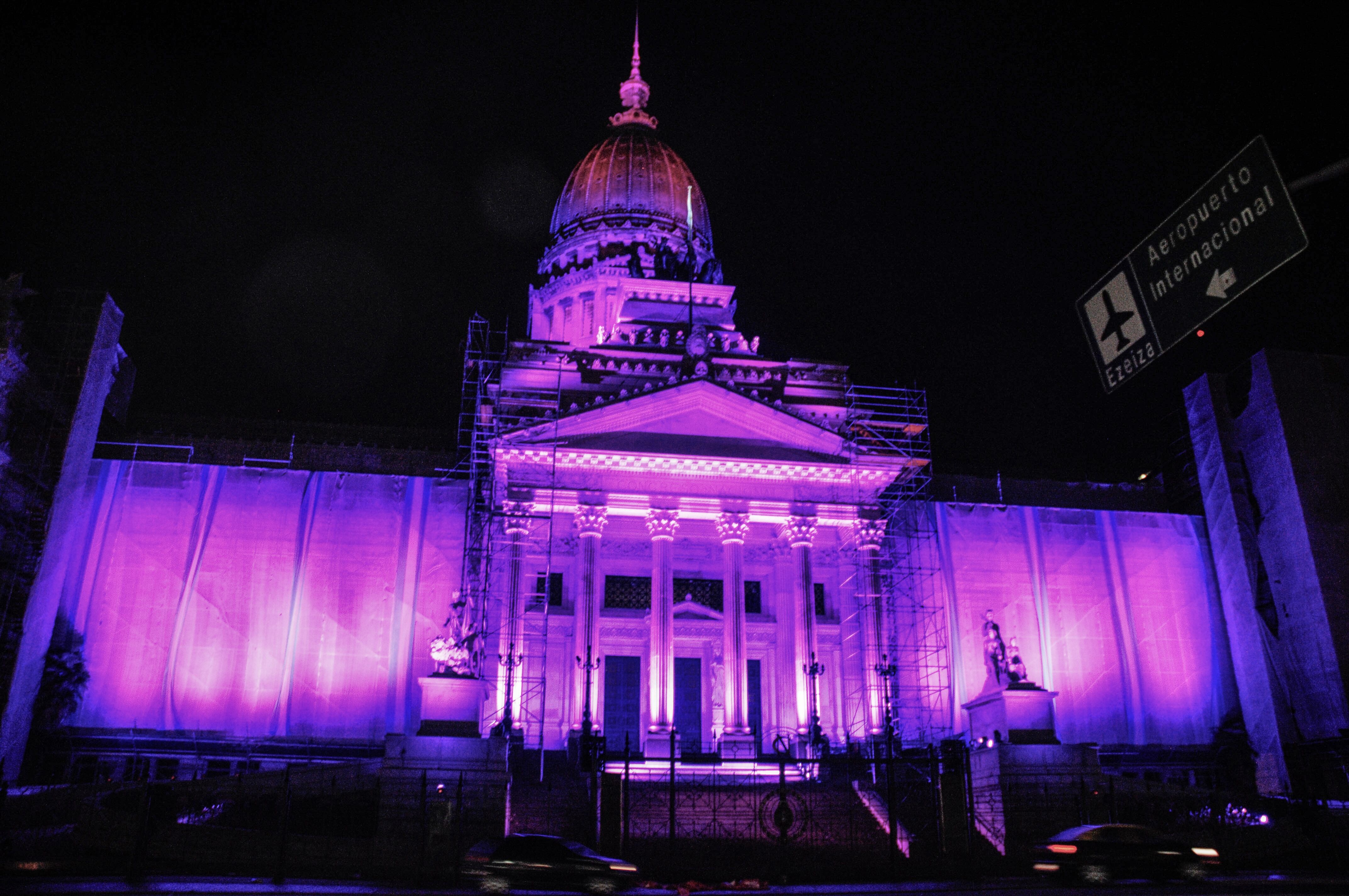 Impresionante, el edificio del Congreso Nacional con los colores de NiUnaMenos.