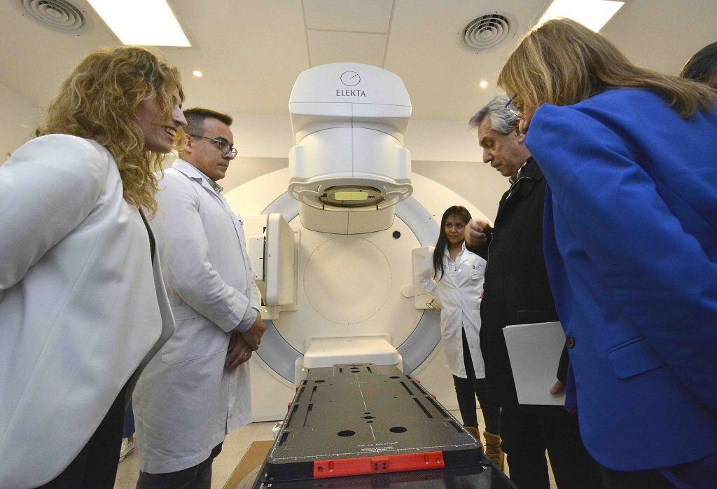 Rocío García, Alberto Fernández y Alicia Kirchner durante una visita al Cemnpa.