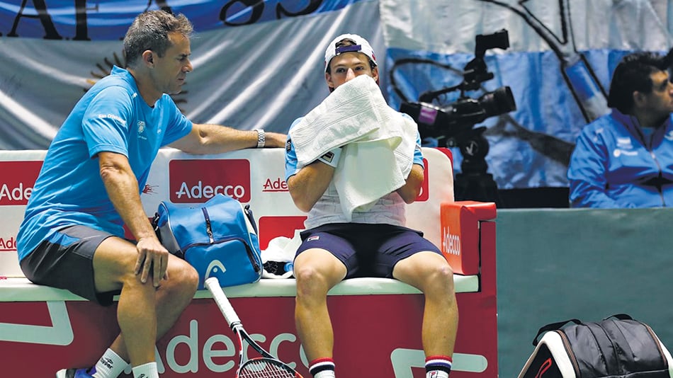 Daniel Orsanic asiste a Diego Schwartzman durante el cuarto punto ante Mikhail Kukushkin.
