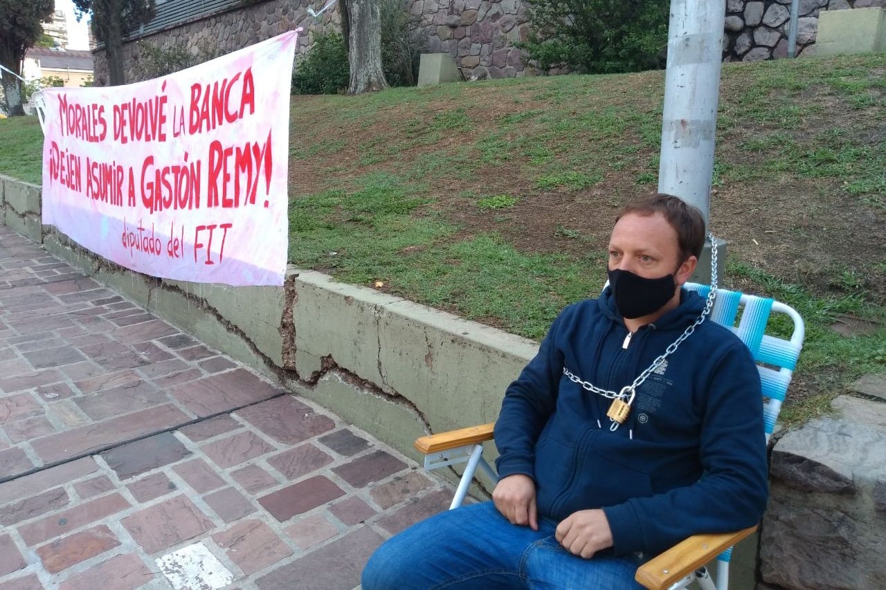 Gastón Remy se encadenó la noche del miércoles en ingreso de la legislatura de San Salvador de Jujuy. En la sesión de este jueves, su partido insistirá con el pedido de que lo dejen asumir.