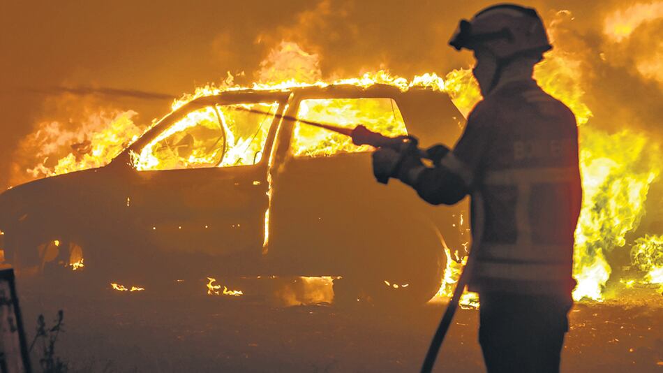 Al menos treinta de las víctimas fallecieron encerradas en sus vehículos alcanzados por las lenguas de fuego.