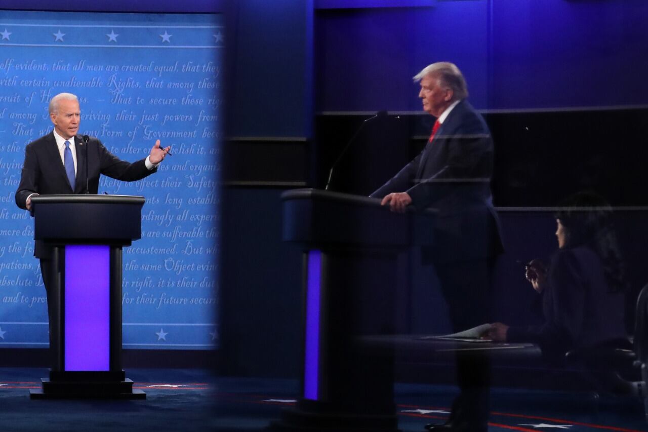 Biden le habla a Trump durante el último debate presidencial.