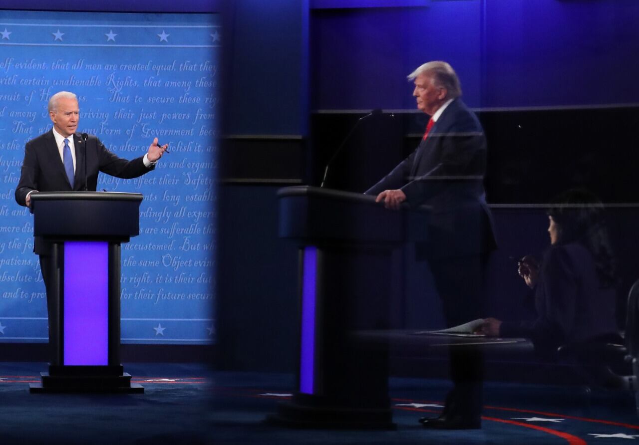 Biden le habla a Trump durante el último debate presidencial.