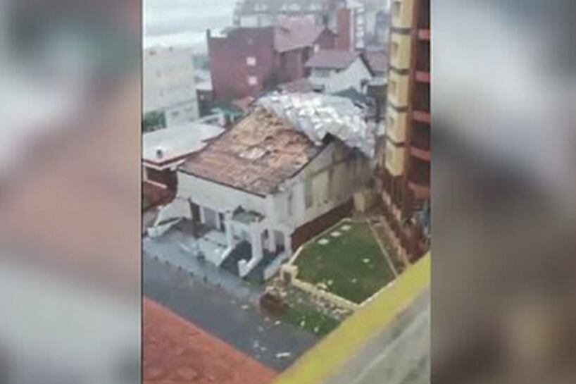 Un vecino capturó el momento en que se voló el techo de Sabash.