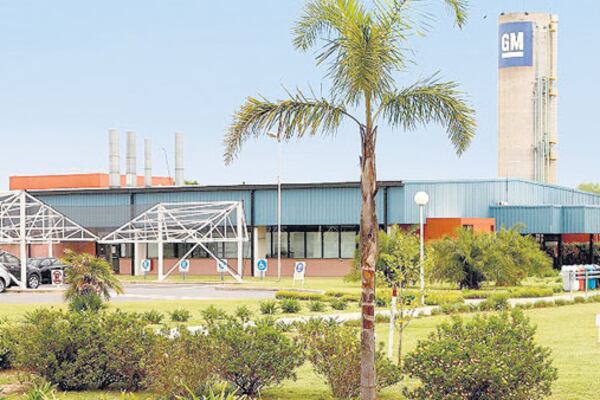 Planta Alvear de GM. Allí trabajan 1500 empleados en dos turnos. El gremio teme que quieran levantar uno.