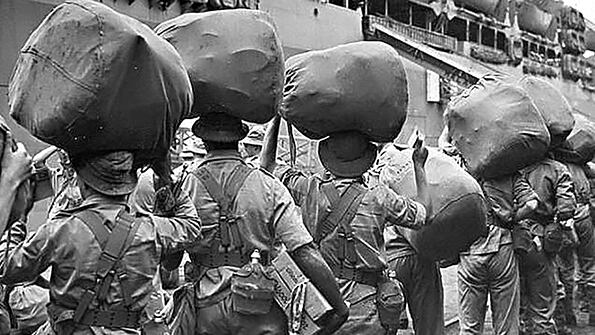Tropas brasileñas embarcando rumbo a Italia en la Segunda Guerra Mundial. Llevaban la insignia de la Víbora que Fuma y sufrieron cientos de muertos.