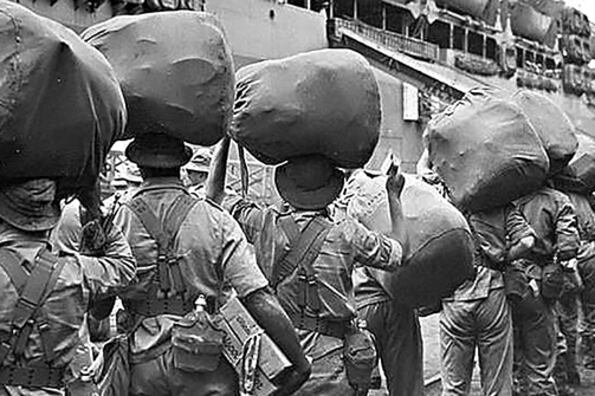 Tropas brasileñas embarcando rumbo a Italia en la Segunda Guerra Mundial. Llevaban la insignia de la Víbora que Fuma y sufrieron cientos de muertos.