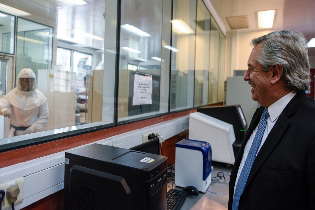 El Presidente va a recorrer, según se informó oficialmente, los laboratorios de la Universidad Nacional de San Martín donde se desarrolló el suero hiperinmune para combatir el coronavirus.