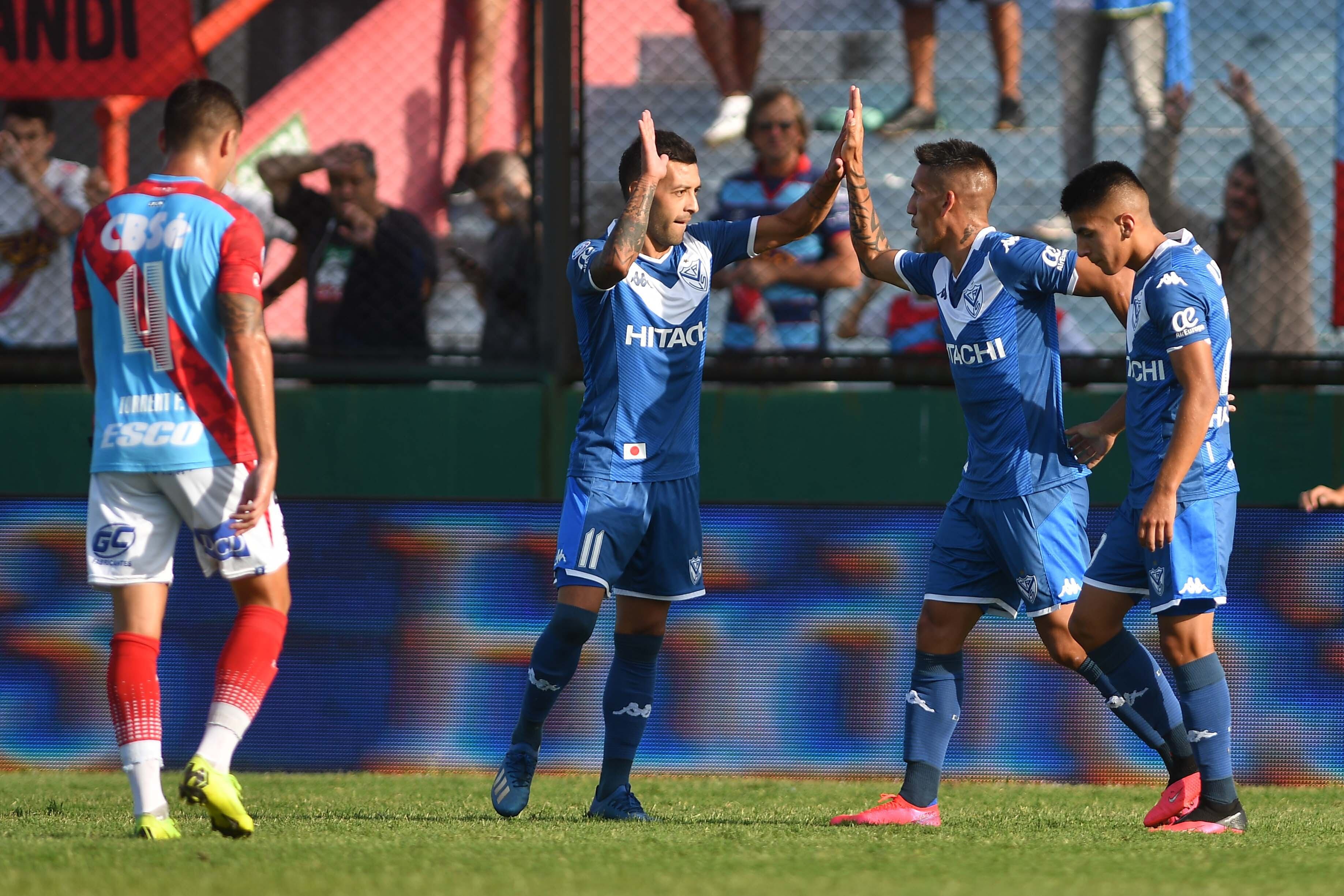 Janson saluda a Centurión. Se fueron de Sarandí con un gol cada uno.