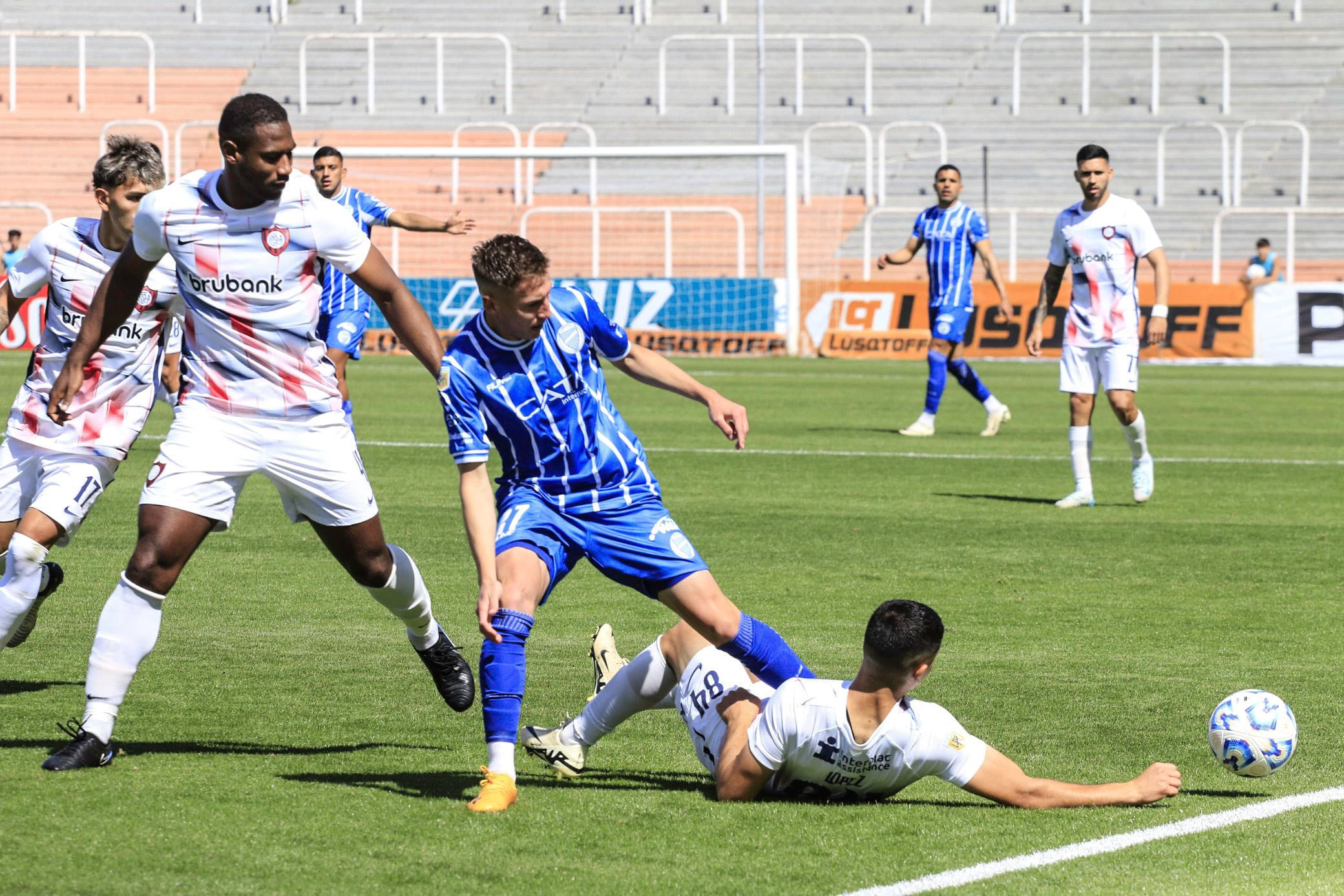 Romaña y López marcan al pibe Andino.