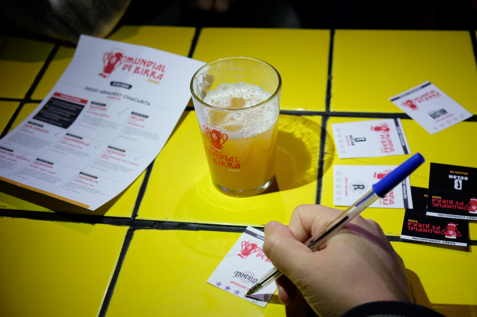 El kit de votación incluyó un vaso de media pinta, una planilla descriptiva, vales para cambiar por cerveza y tickets para votar