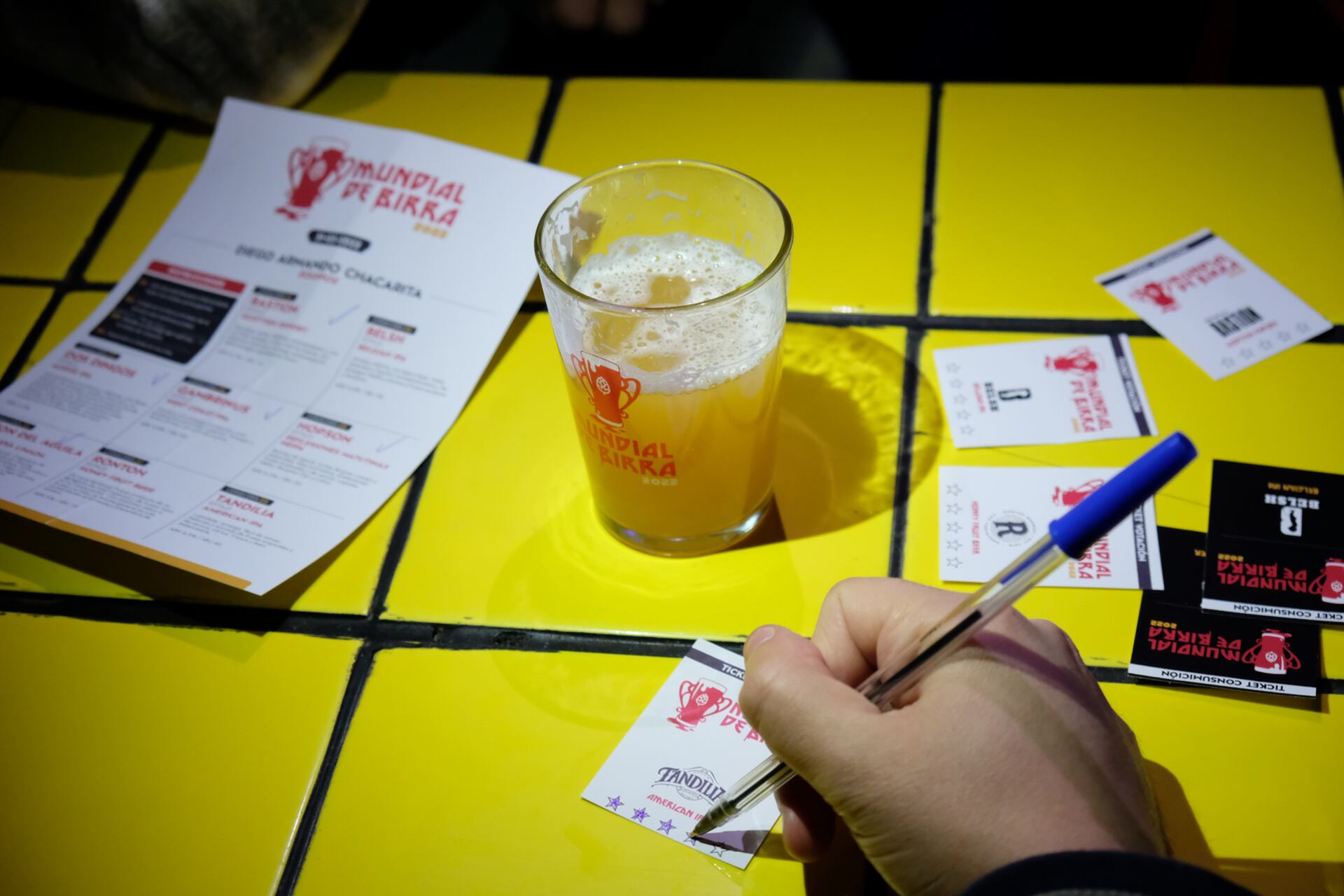El kit de votación incluyó un vaso de media pinta, una planilla descriptiva, vales para cambiar por cerveza y tickets para votar