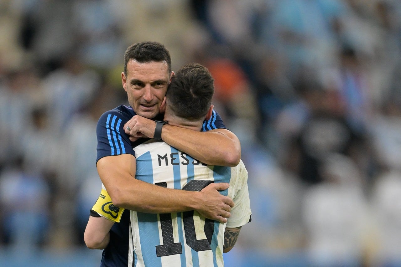 Scaloni abraza a Messi tras la clasificación a a las semifinales.