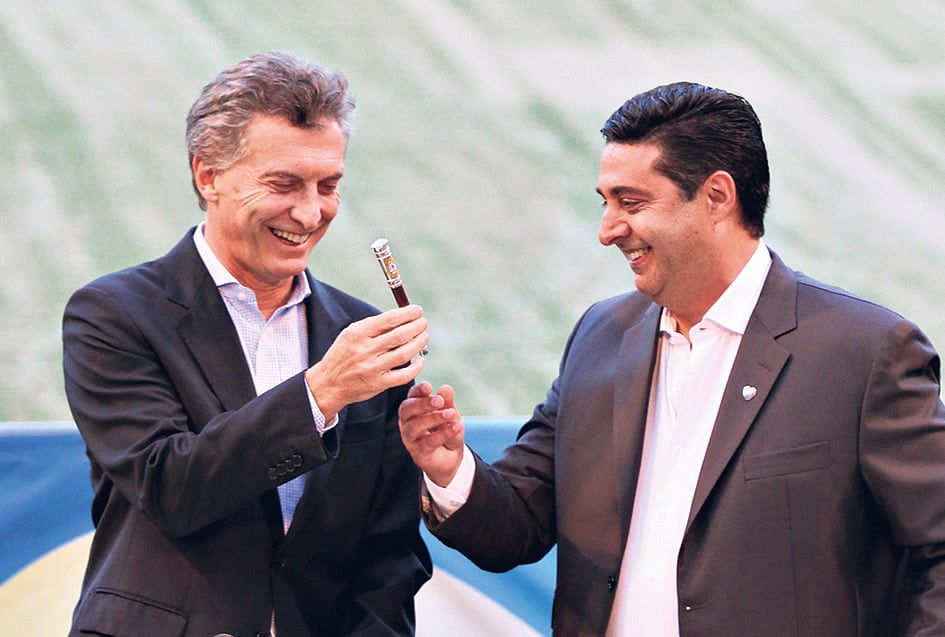 Daniel Angelici, presidente de Boca, es delfín y socio de Mauricio Macri en la AFA.