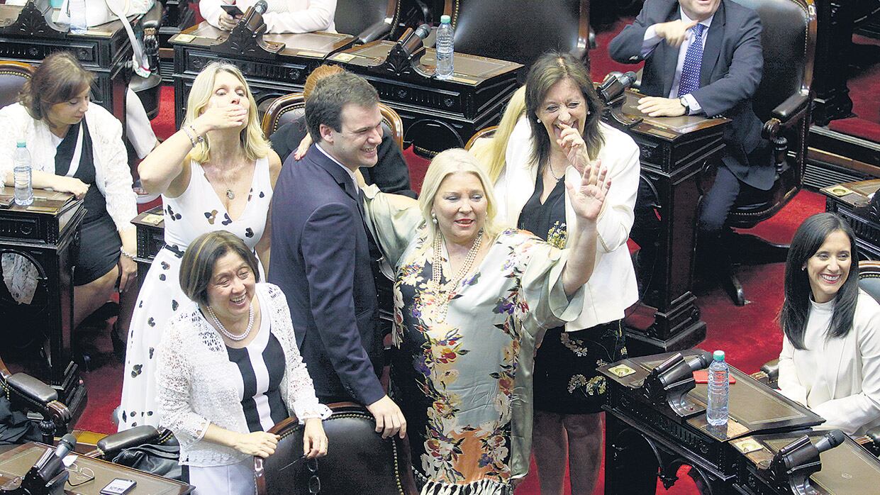 Elisa Carrió llegó tarde, juró última y recibió saludos.