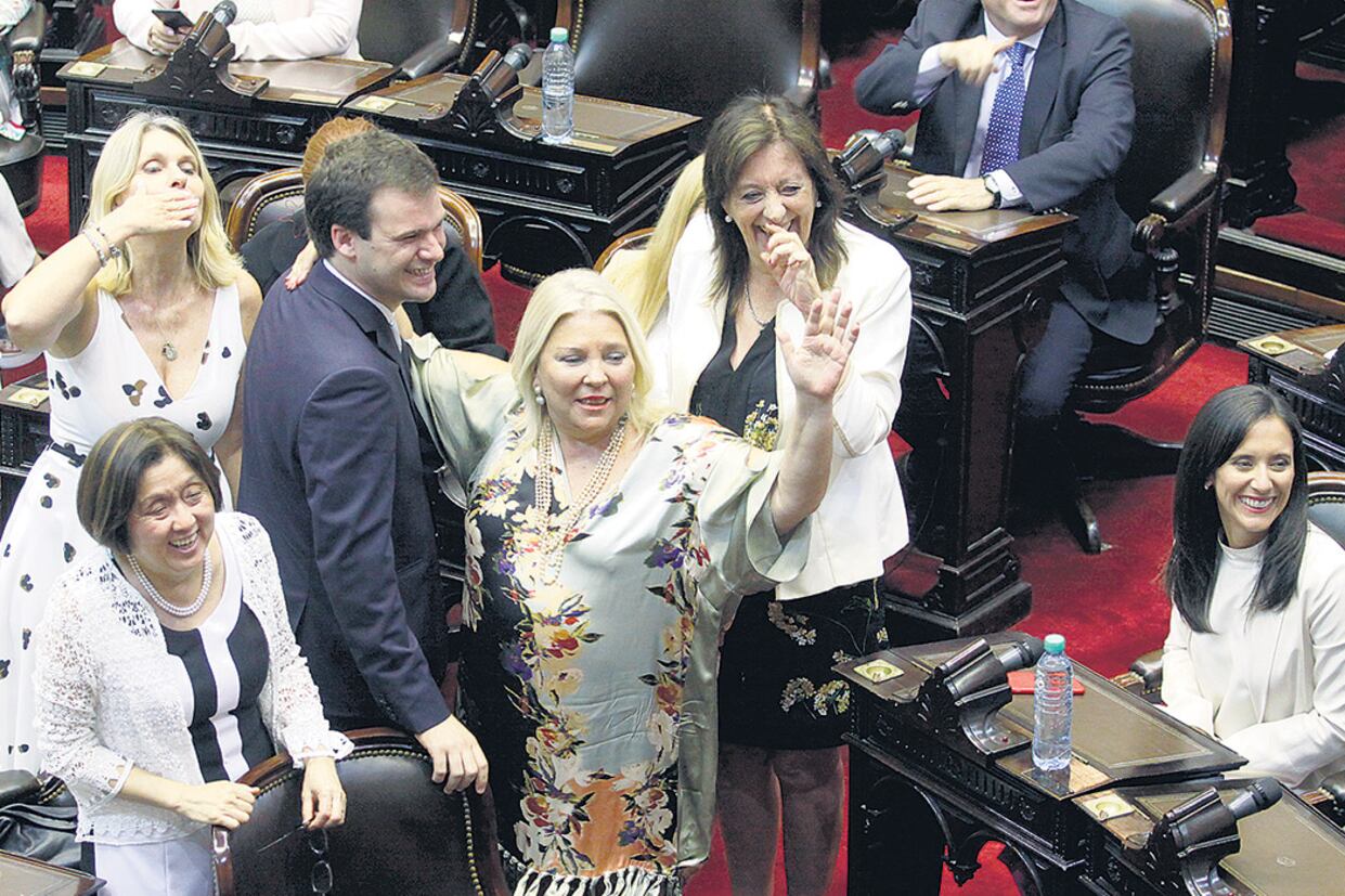 Elisa Carrió llegó tarde, juró última y recibió saludos.