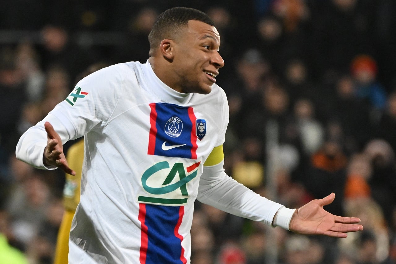 Mbappé y un festejo a lo Michael Jordan, dando a entender las facilidades que otorgaba el rival