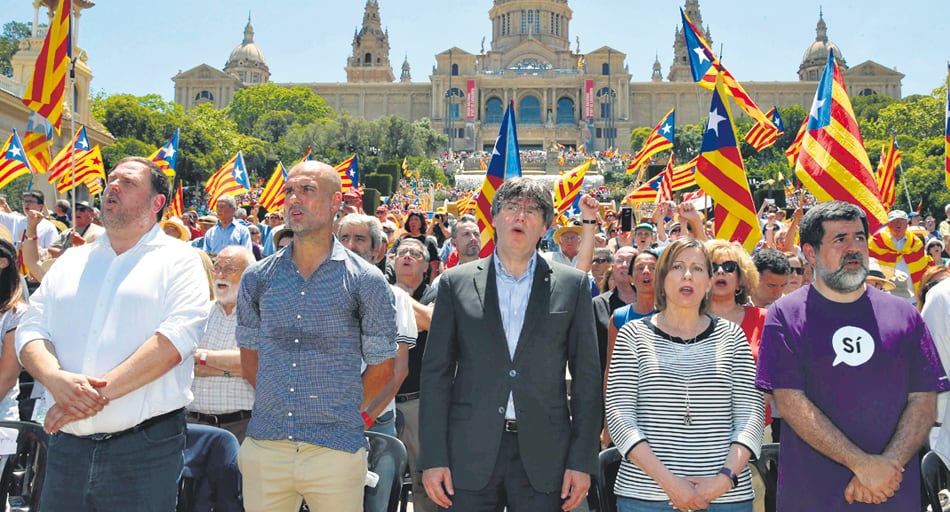 “La única repuesta posible es votar”, dijo Guardiola junto a los políticos catalanes.