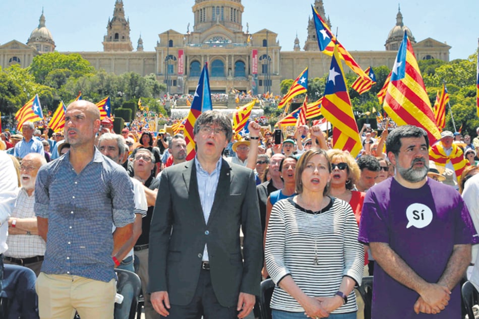 “La única repuesta posible es votar”, dijo Guardiola junto a los políticos catalanes.