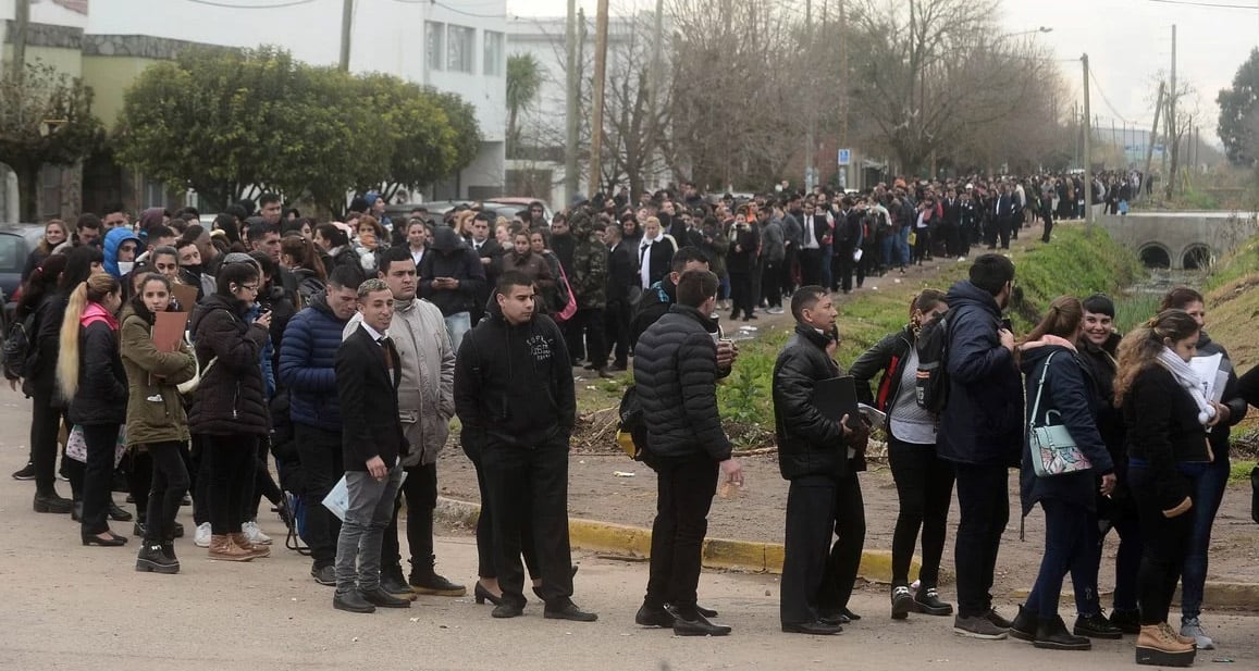 La fila de un kilómetro para entrar al penal de Olmos.  