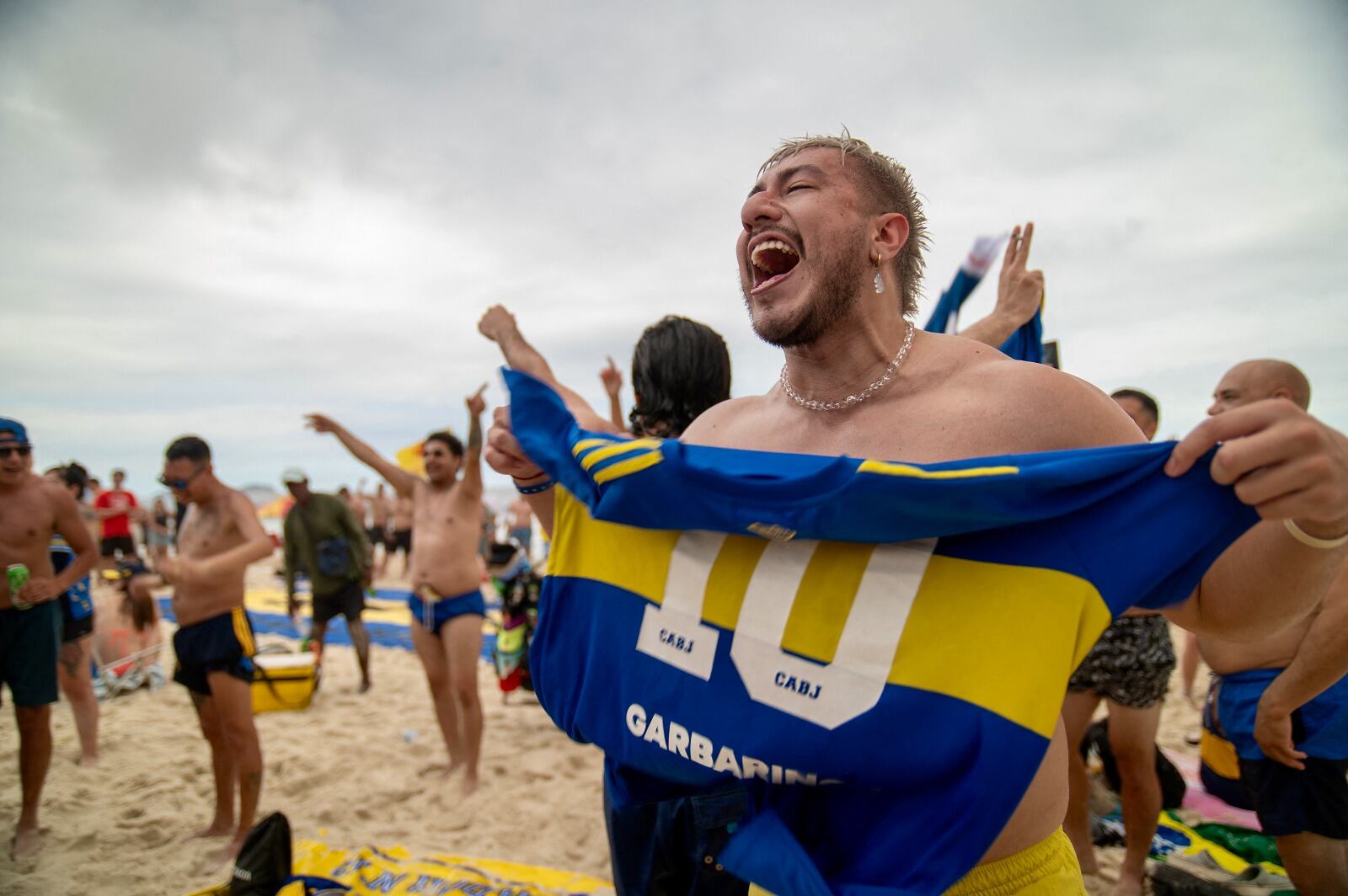 Hinchas xeneizes en la playa de Copacabana.