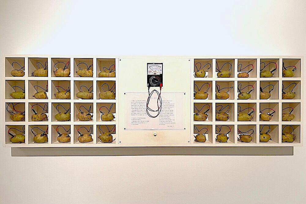 "Analogías I", 1970-71, de Víctor Grippo. Abajo: piezas de la serie "Anónimos" (1998-2001) de Grippo.