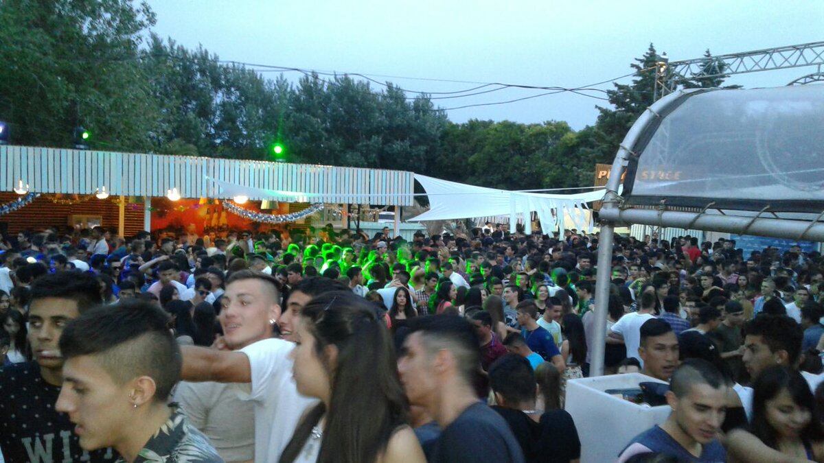 A la fiesta electrónica en el boliche Punta Stage, de Arroyo Seco, concurrieron más de 5 mil jóvenes.