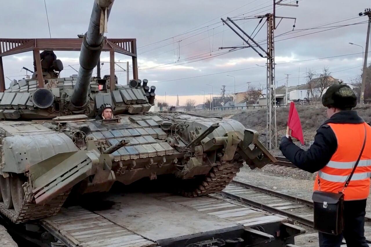 Un tanque ruso subido a un vagón de carga tras realizar ejercicios militares en Crimea.