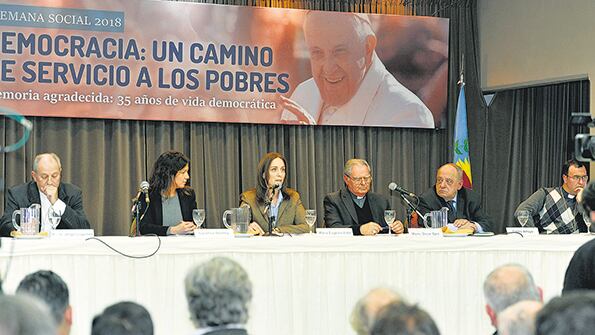 El obispo Jorge Ojea junto a la gobernadora Vidal y la ministra Stanley.