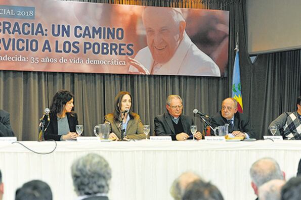 El obispo Jorge Ojea junto a la gobernadora Vidal y la ministra Stanley.