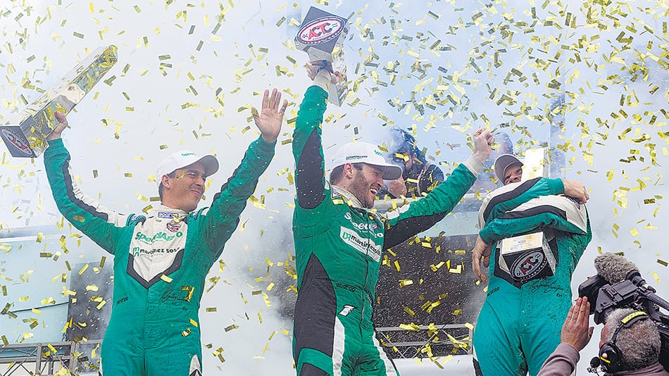 Canapino festeja el triunfo en el autódromo de Buenos Aires.