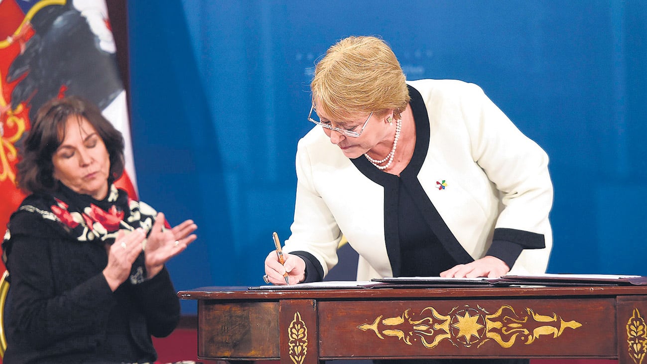 Bachelet firma el proyecto de reforma previsional, junto a la minsitra de Trabajo y Previsión Social, Alejandra Krauss.