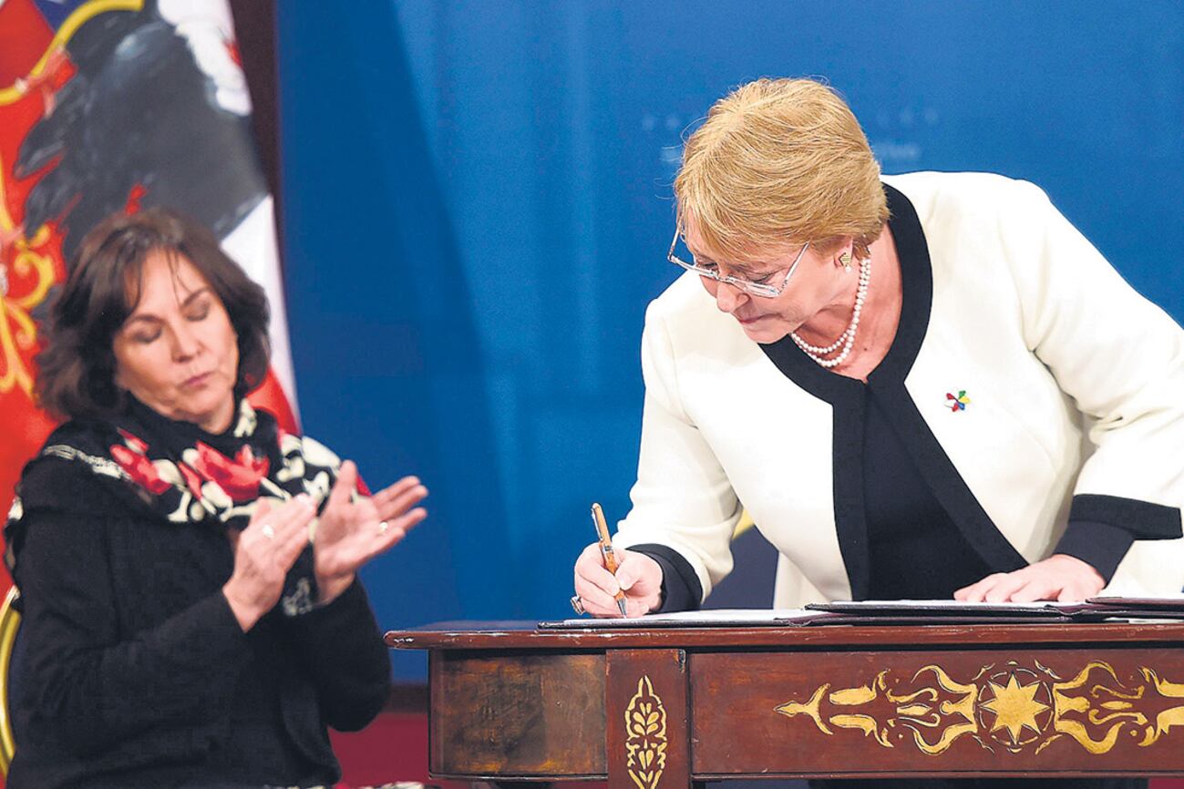 Bachelet firma el proyecto de reforma previsional, junto a la minsitra de Trabajo y Previsión Social, Alejandra Krauss.