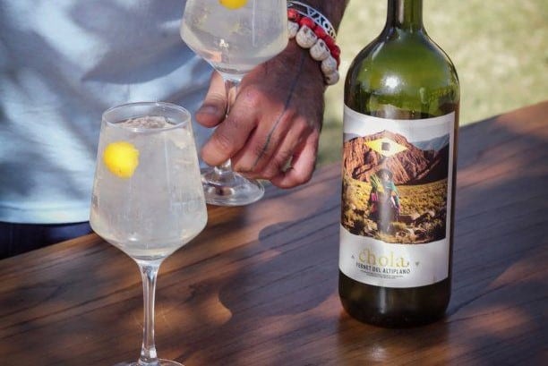 Chola tiene dos características que la distinguen del resto de los fernet: es incolora y se toma sin mezclarse con otra bebida. (Foto: Instagram/Tato Giovannoni)