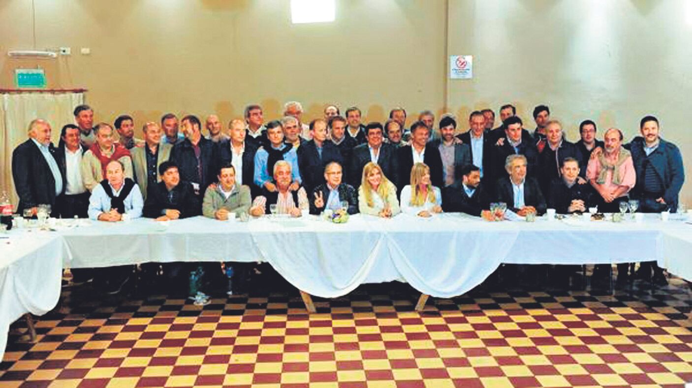 Las definiciones se gestaron en Lobos, donde se reunieron unos 50 intendentes de distintos sectores peronistas.