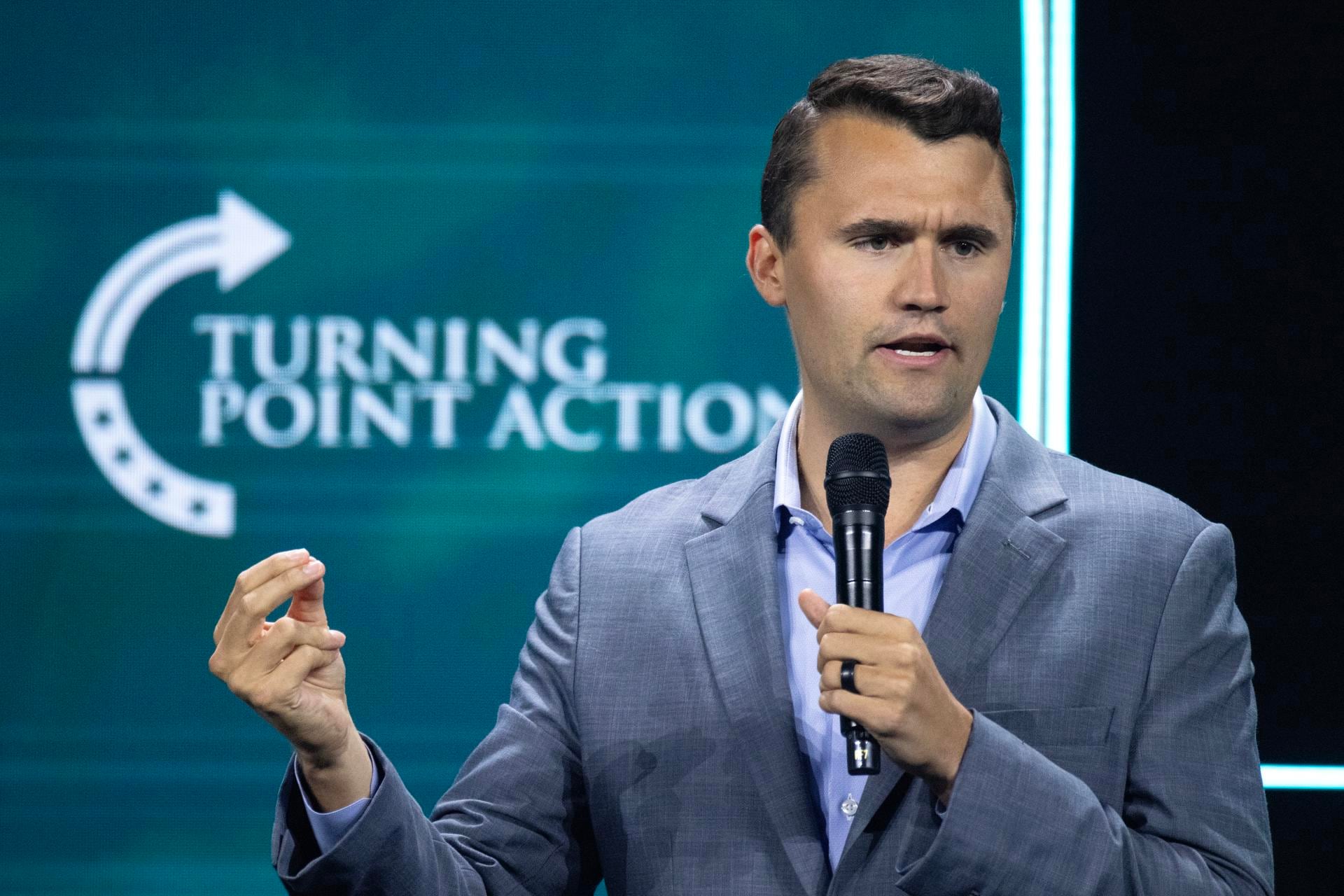 En 2012 Kirk cofundó Turning Point USA para impulsar puntos de vista conservadores entre los jóvenes