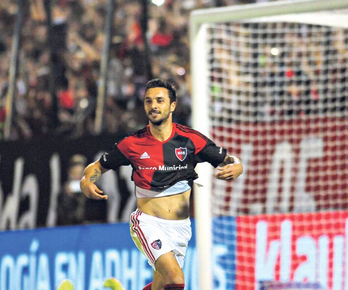 Scocco festeja el único gol del partido, de penal, tras una supuesta mano de Mayada dentro del área. 