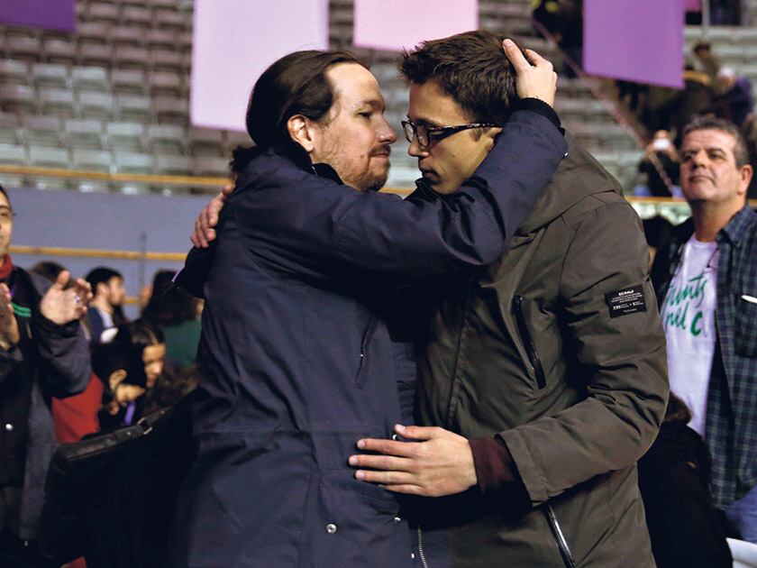 Abrazo de Iglesias y Errejón para bajar la tensión en el congreso de Podemos.