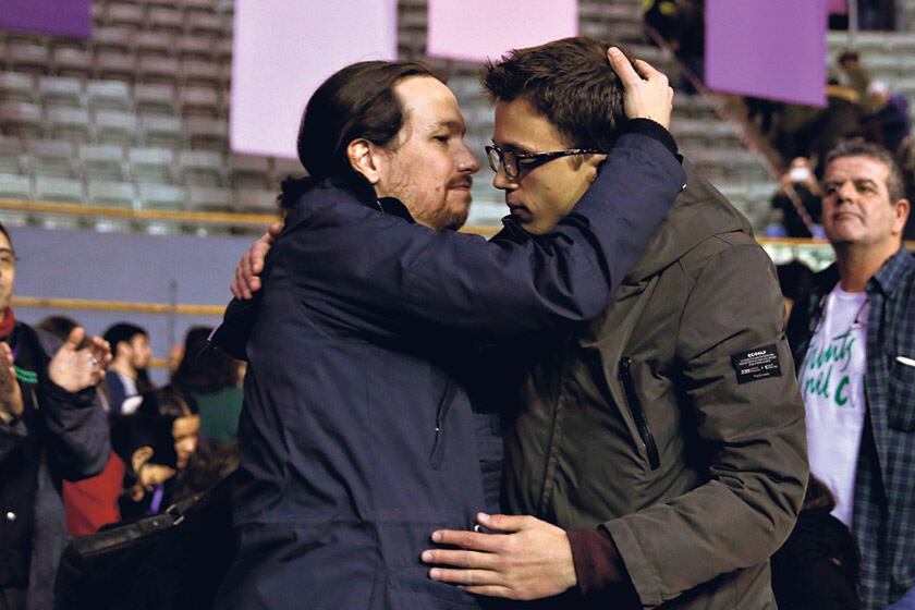 Abrazo de Iglesias y Errejón para bajar la tensión en el congreso de Podemos.