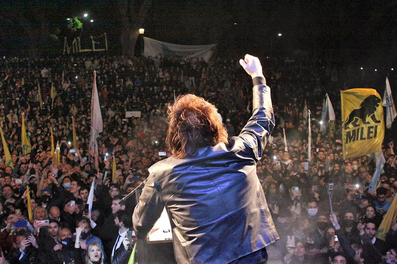 Impresionan las inconsistencias de Javier Milei, el candidato favorito.