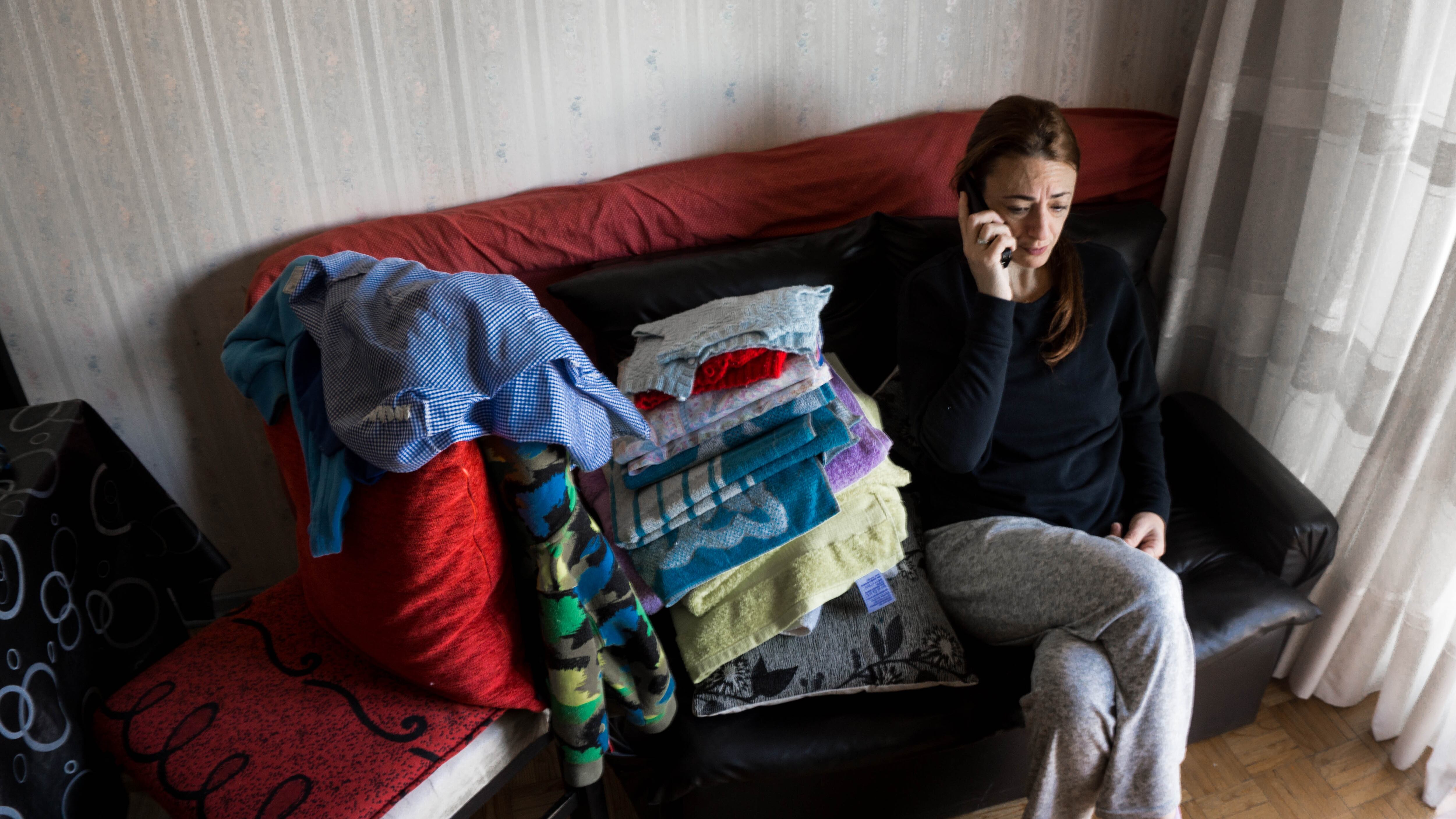 Mariana habla con su madre por teléfono a pocas semanas de separarse. 