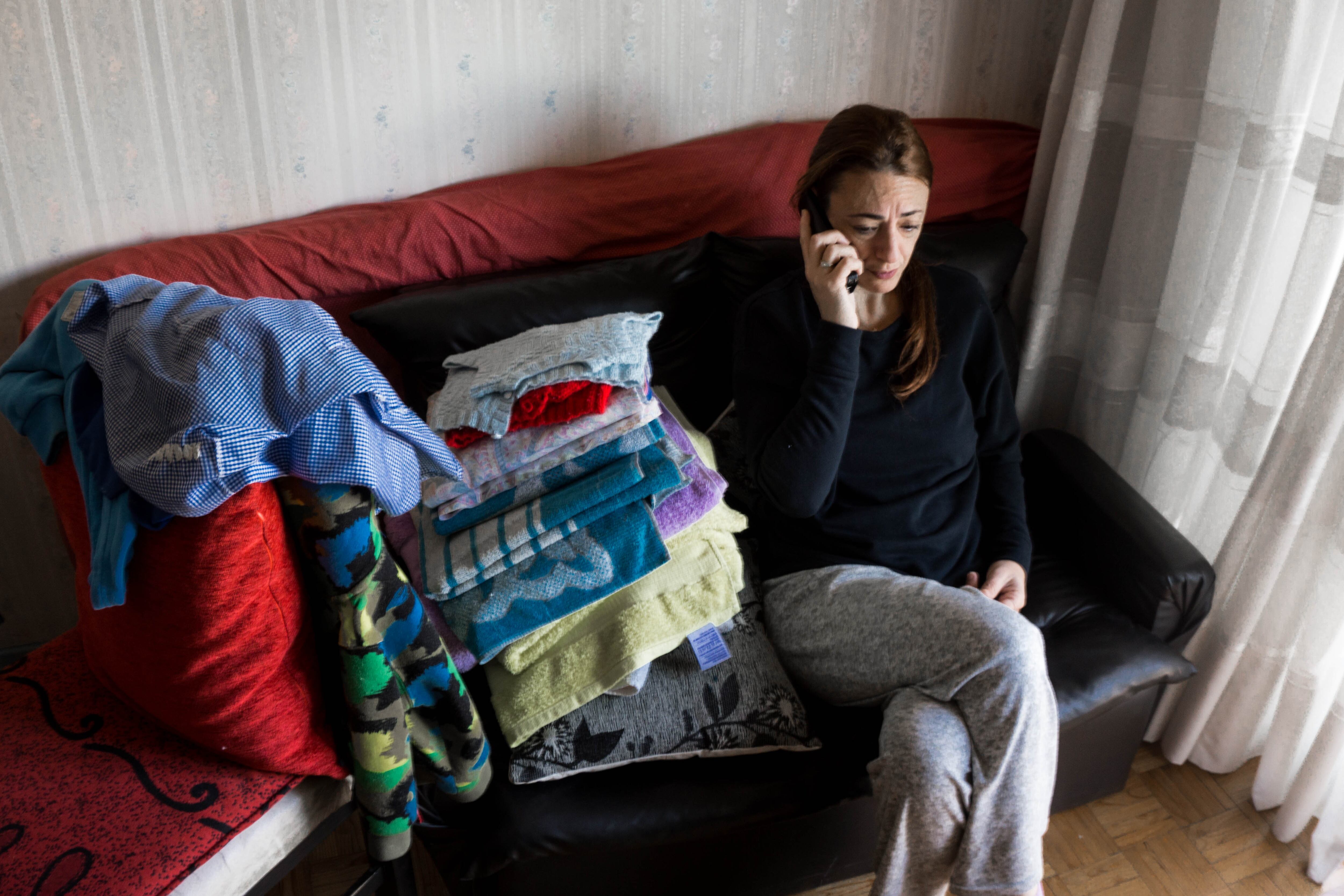 Mariana habla con su madre por teléfono a pocas semanas de separarse.